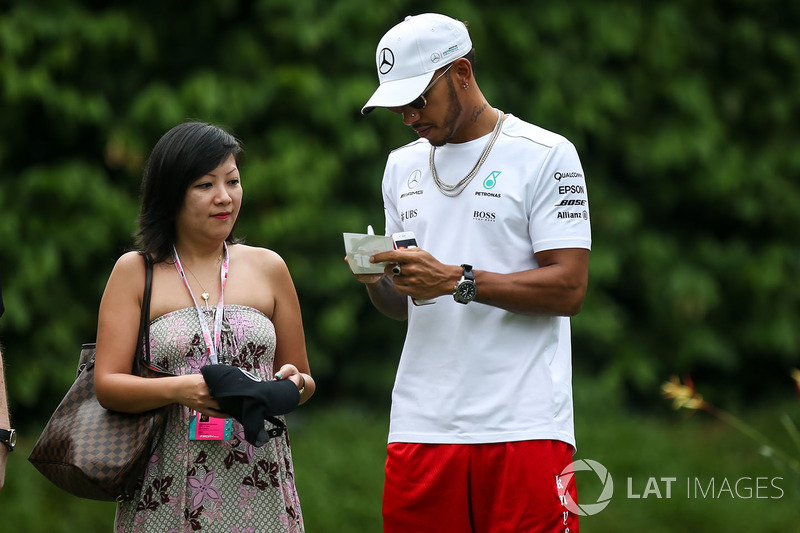 Lewis Hamilton, Mercedes AMG F1 signs an autograph