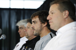 Марк Майлс, Майкл Андретті, власник Andretti Autosport, Фернандо Алонсо, Зак Браун на прес-конференц