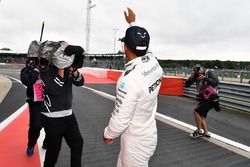 Ganador de la pole Lewis Hamilton, Mercedes AMG F1
