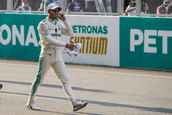 Pole: Lewis Hamilton, Mercedes AMG F1, parc ferme