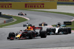 Max Verstappen, Red Bull Racing RB13 devant Lewis Hamilton, Mercedes-Benz F1 W08