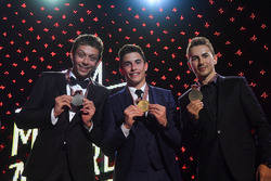 Le trois premiers du championnat MotoGP : le Champion du monde Marc Marquez, Repsol Honda Team, Honda; le deuxième Valentino Rossi, Movistar Yamaha MotoGP, Yamaha; le troisième Jorge Lorenzo, Movistar Yamaha MotoGP, Yamaha