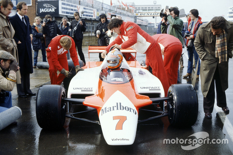 John Watson, McLaren MP4/1-Cosworth met Ron Dennis in de pitlane