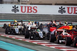 Nico Hülkenberg, Sahara Force India F1 VJM09 beim Start zum Rennen und Max Verstappen, Red Bull Raci