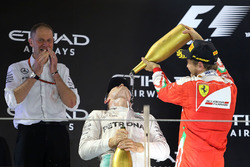 Podio: segundo lugar y campeón del mundo 2016 Nico Rosberg, Mercedes AMG F1 y el tercer lugar Sebas