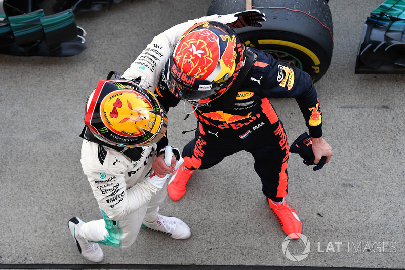 Winnaar Lewis Hamilton, Mercedes AMG F1 viert in parc ferme met Max Verstappen, Red Bull Racing