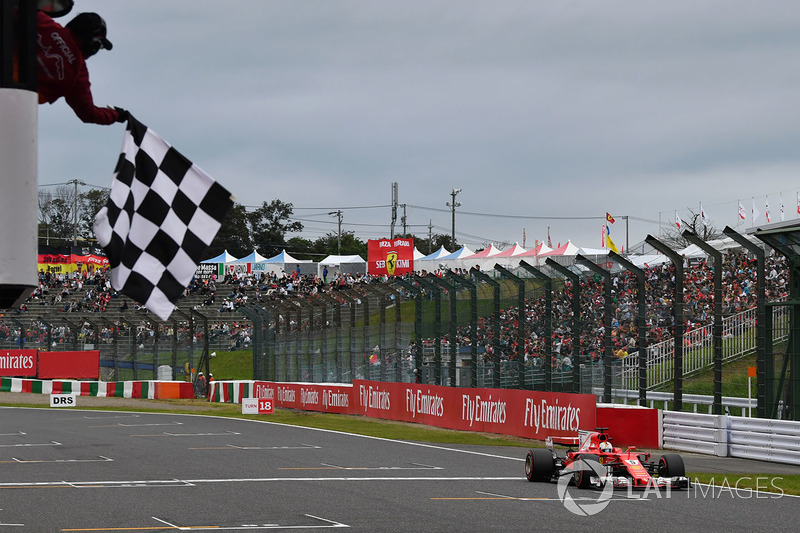 Sebastian Vettel, Ferrari SF70H ve la bandera a cuadros al final de calificación