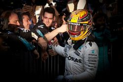 Le vainqueur Lewis Hamilton, Mercedes AMG F1 avec son équipe