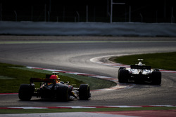 Ромен Грожан, Haas F1 VF-17, и Макс Ферстаппен, Red Bull Racing RB13