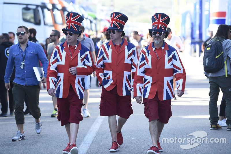 Fans memakai kostum bendera Inggris