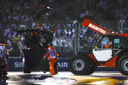 La voiture de Max Verstappen, Red Bull Racing RB13 est ramenée