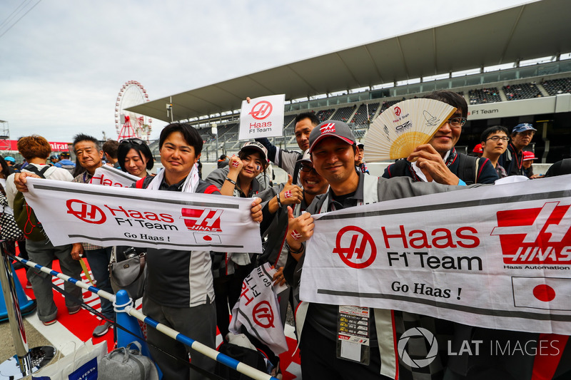 Haas F1 Team fans and banners