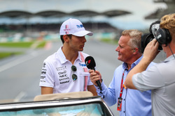 Esteban Ocon, Sahara Force India and Johnny Herbert, Sky TV on the drivers parade