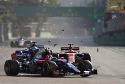 Fernando Alonso, McLaren MCL32, Daniil Kvyat, Scuderia Toro Rosso STR12, as behind Stoffel Vandoorne, McLaren MCL32 hits a debris