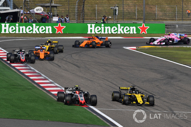 Kevin Magnussen, Haas F1 Team VF-18 and Nico Hulkenberg, Renault Sport F1 Team R.S. 18 battle