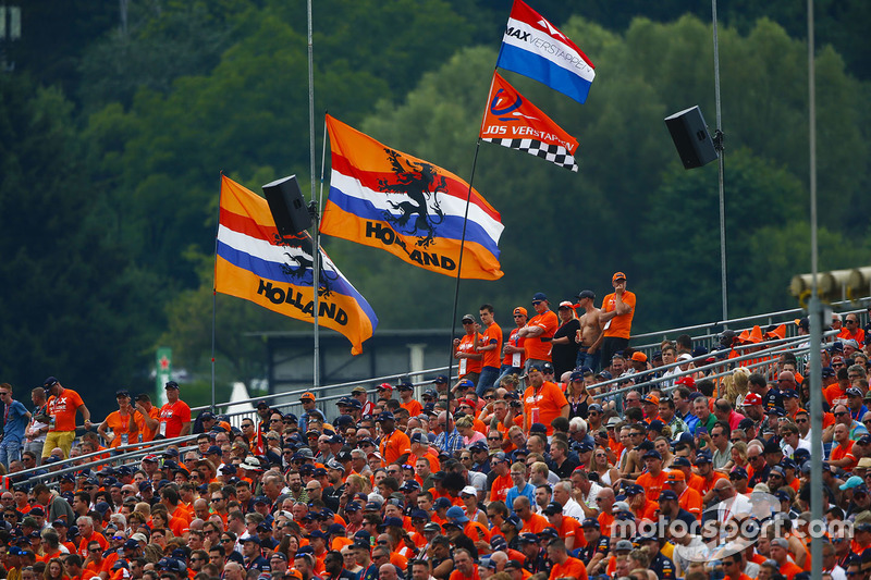 Aficionados holandeses apoyan a Max Verstappen en el Red Bull Ring