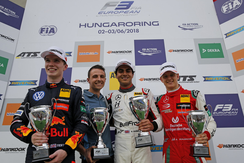 Podio: ganador de la carrera Enaam Ahmed, Hitech Bullfrog GP Dallara F317 - Mercedes-Benz, segundo puesto Dan Ticktum, Motopark Dallara F317 - Volkswagen, tercer puesto Mick Schumacher, PREMA Theodore Racing Dallara F317 - Mercedes-Benz