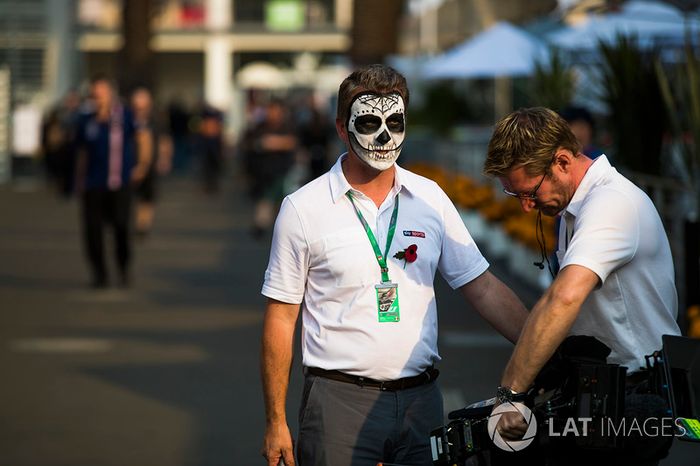 Miembros de Sky Sport se pintan para la celebración del Día de Muertos