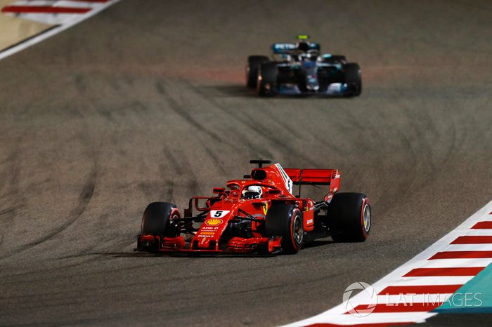 Sebastian Vettel, Ferrari SF71H, precede Valtteri Bottas, Mercedes AMG F1 W09
