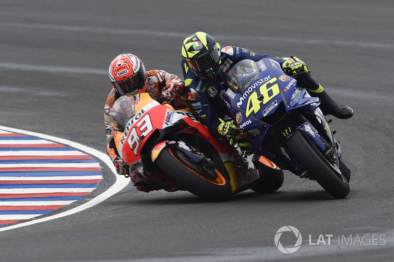 Uma semana após ter sido derrubado por Marc Márquez, Valentino Rossi demosntra ainda estar irritado com o espanho e desbafa em rede social: "Termas de Rio Hondo, Argentina, Corrida difícil destruída por um piloto perigoso".