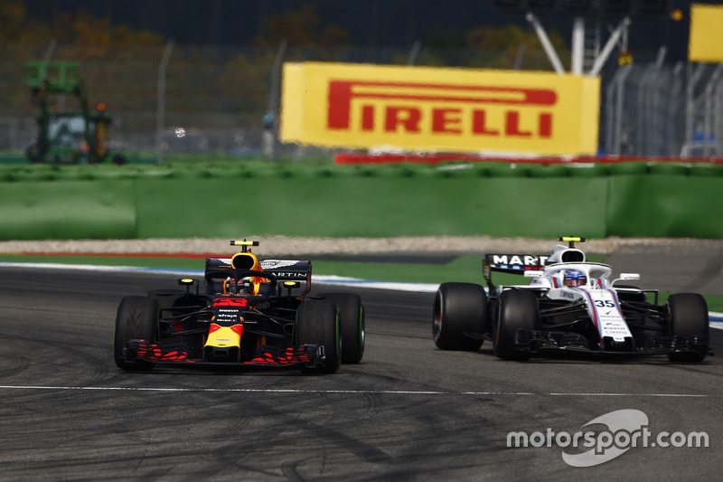 Max Verstappen, Red Bull Racing RB14, con le intermedie, supera Sergey Sirotkin, Williams FW41