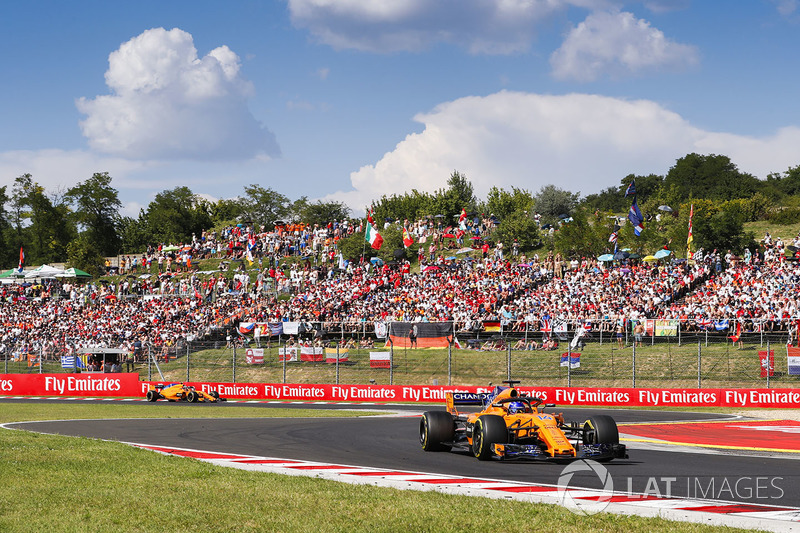 Fernando Alonso, McLaren MCL33, y Stoffel Vandoorne, McLaren MCL33