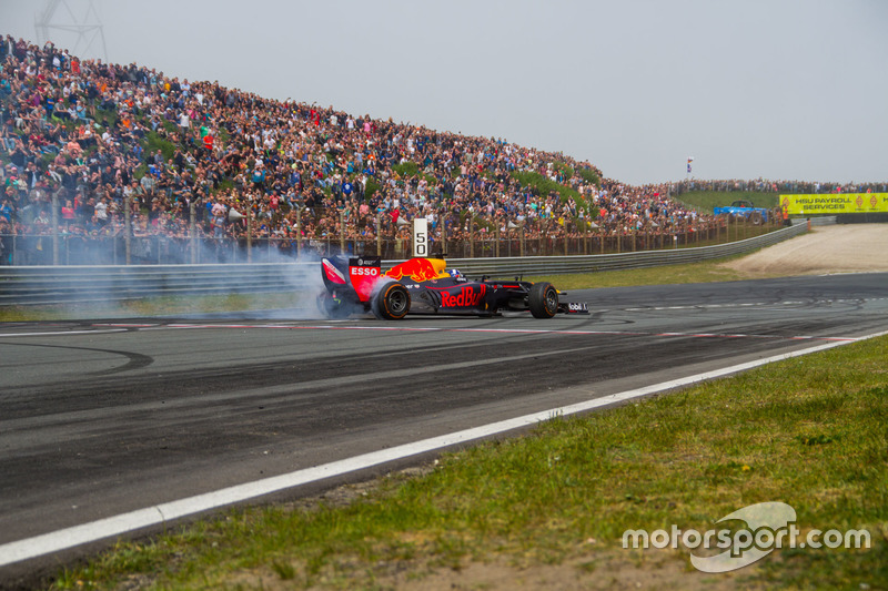 David Coulthard doet burnout