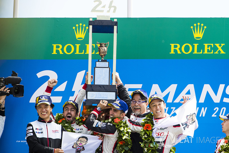 Podio assoluto: i vincitori Sébastien Buemi, Kazuki Nakajima, Fernando Alonso, Toyota Gazoo Racing