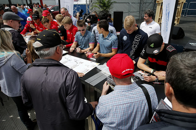 Séance d'autographes, Robert Shwartzman, PREMA Theodore Racing Dallara F317 - Mercedes-Benz, Ben Hingeley, Hitech Bullfrog GP Dallara F317 - Mercedes-Benz, Alex Palou, Hitech Bullfrog GP Dallara F317 - Mercedes-Benz, Julian Hanses, ma-con Dallara F317 - Volkswagen