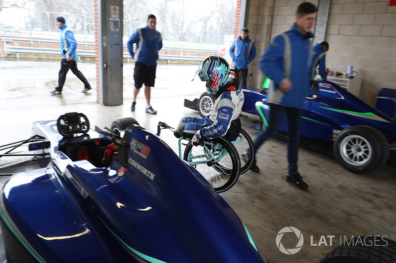 Billy Monger maakt zijn comeback door met Carlin een MVS Formule 3-bolide te testen