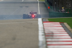Charles Leclerc, Sauber C37 Ferrari, repart après un tête-à-queue