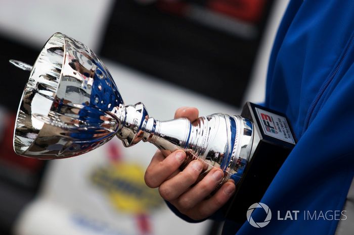 Podio: tercer lugar Billy Monger, Carlin