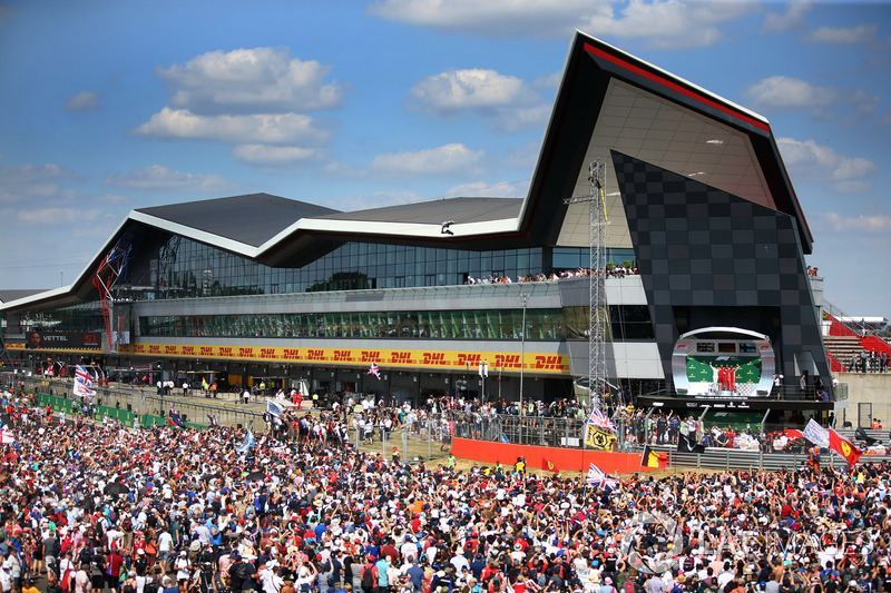 Lewis Hamilton, Mercedes-AMG F1, Claudio Albertini, ingegnere Ferrari, Sebastian Vettel, Ferrari e Kimi Raikkonen, Ferrari, festeggiano sul podio