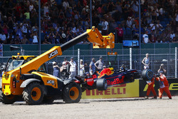 I marshal rimuovono la monoposto incidentata di Max Verstappen Red Bull Racing RB14