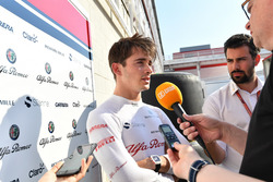 Charles Leclerc, Sauber, parla con i media