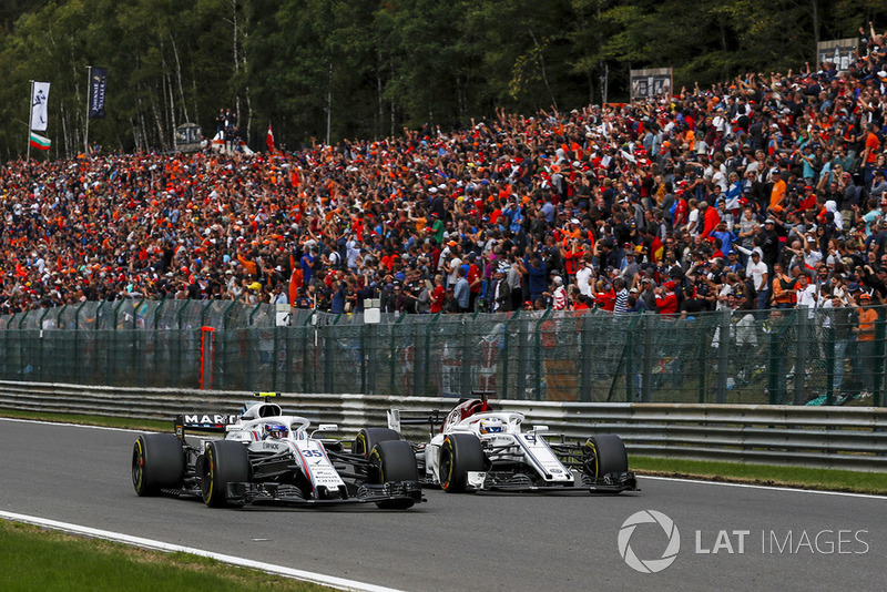 Sergey Sirotkin, Williams FW41 and Marcus Ericsson, Sauber C37 battle