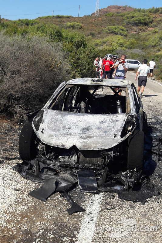 Coche quemado de Craig Breen, Scott Martin, Citroën World Rally Team Citroën C3 WRC