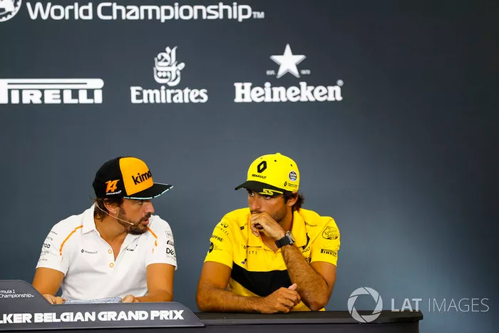 Fernando Alonso, McLaren, y Carlos Sainz Jr., Renault Sport F1 Team, en rueda de prensa