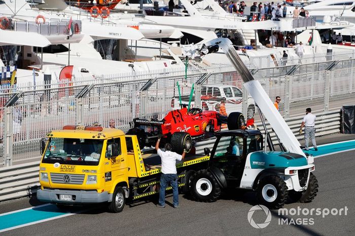 El coche de Sebastian Vettel, Ferrari SF90, es montado en una grúa después de su accidente