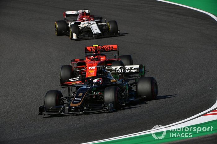 Romain Grosjean, Haas F1 Team VF-19, Charles Leclerc, Ferrari SF90, y Kimi Raikkonen, Alfa Romeo Racing C38