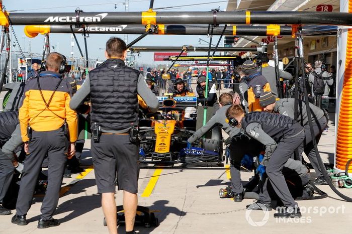 McLaren practica una parada en boxes