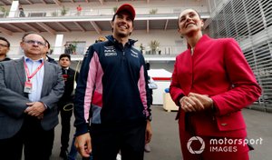 Sergio Pérez, Racing Point y Claudia Sheinbaum, Alcaldesa de la Ciudad de México en el garaje de Racing Point.