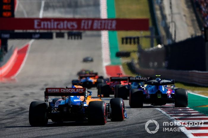 Pierre Gasly, Toro Rosso STR14, Carlos Sainz Jr., McLaren MCL34