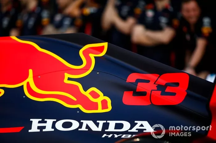Logo Honda sul cofano motore della monoposto di Max Verstappen Red Bull Racing RB15 