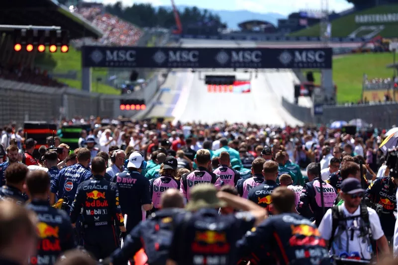 Vue générale de la grille remplie de monde avant le Grand Prix de F1 d'Autriche.