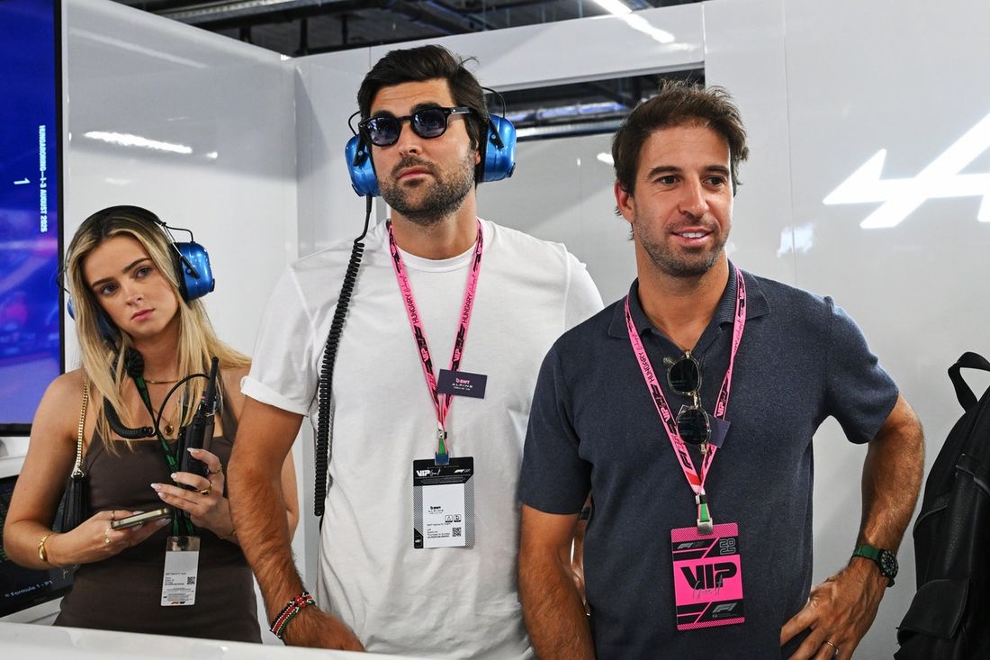 Antonio Félix da Costa en el garaje alpino