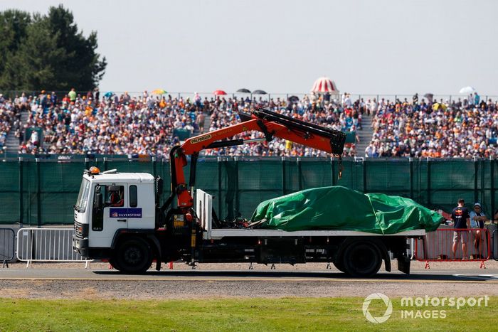 El coche de Max Verstappen, el Red Bull Racing RB16B, vuelve al garaje en una grúa