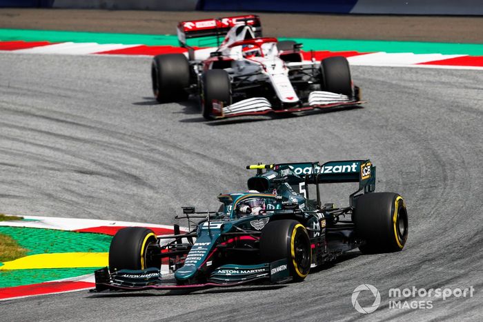 Sebastian Vettel, Aston Martin AMR21, Kimi Raikkonen, Alfa Romeo Racing C41