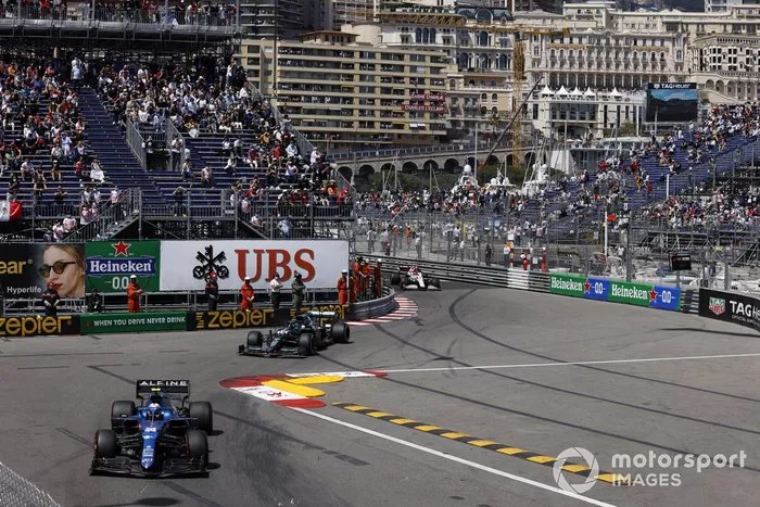 Esteban Ocon, Alpine A521, Lance Stroll, Aston Martin AMR21, Kimi Raikkonen, Alfa Romeo Racing C41