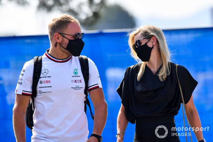 Valtteri Bottas, Mercedes, con su novia Tiffany Cromwell
